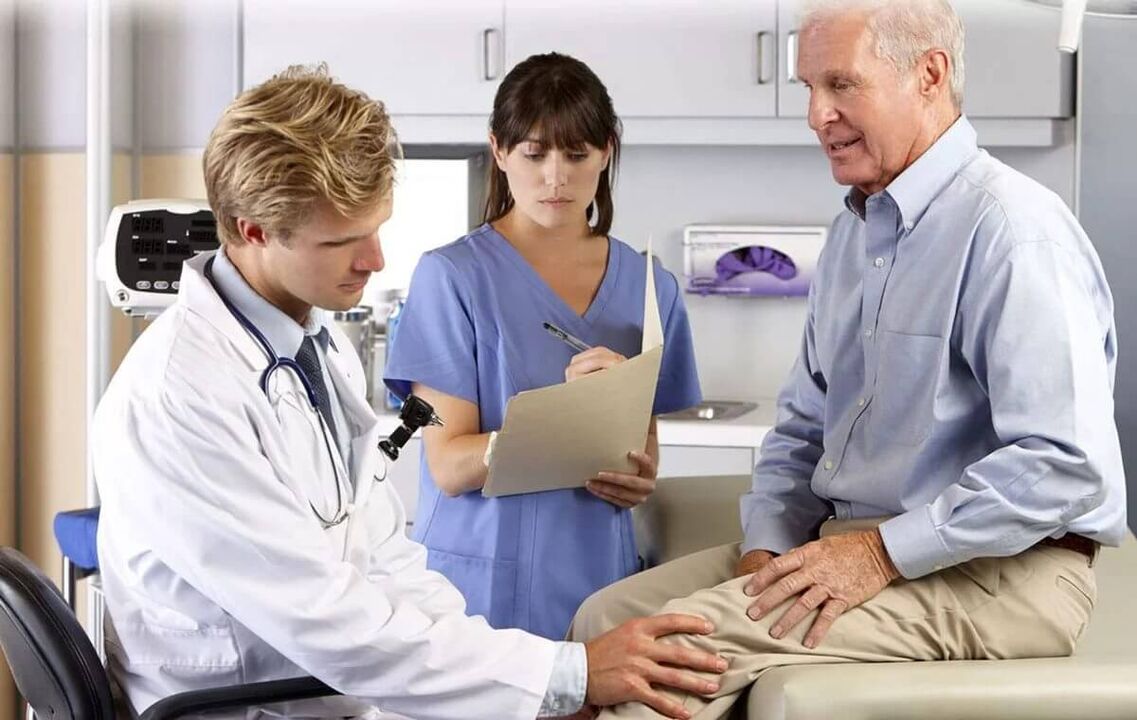 Un hombre mayor con una artrosis de la rodilla en una cita con el médico